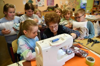 Spiel und Spaß in Wechselburg: Seniorenrat lädt zum gemütlichen Nachmittag ein - Der Seniorenrat (hier mit Hortkindern beim Nähen) lädt zum Kaffee- und Spielenachmittag ein.