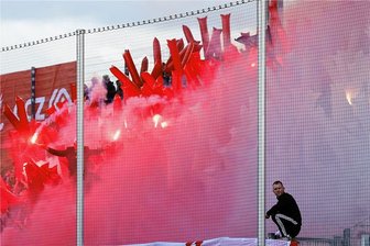 Spielabbruch in Zwickau: Polizei ermittelt nun auch wegen Attacke gegen Gästespieler - Die Polizei hat nach dem Spielabbruch viel Arbeit. Sie ermittelt auch aufgrund der im Gästeblock gezündeten bengalischen Feuer.