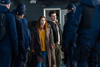 Spielbergs "Disclosure Day" – ein Film für die Gegenwart - Wettermoderatorin Margaret Fairchild (Emily Blunt) und Cybersicherheitsexperte Daniel Kellner (Josh O'Connor) werden gejagt.
