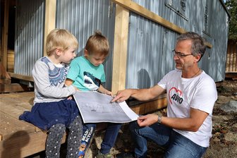 Spielburg für „Kuschelkiste“ in Eckersbach: Crowdfunding-Aktion zur Finanzierung gestartet - Jens Kluge, Leiter des Eckersbacher Kinderhauses „Kuschelkiste“, mit den Kindern Jasen (5) und Maria (4), und der Spielburg-Skizze.