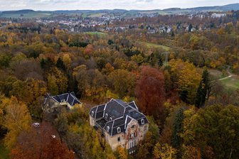 Spielcasino, Swingerclub, Lost Place: Wird die Gartenschau zur Chance für Knolls Villa? - Knolls Villa mit 8000 Quadratmeter Grundstück und 20 Hektar Wald: Ein Areal, das die Stadt erwarb und in die Planung zur Laga mit einfließen könnte. Unklar ist, ob sich das marode Gebäude sanieren lässt und wer diese zahlt.