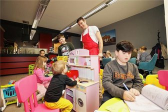 Spielecke, Kinderkarte, Rutsche: Wo Familien in Zwickau entspannt essen gehen - Ermir Lisha hat in seiner Creperie Café Mon Chérie einen großen Spielbereich. Euklivjo (9, Mitte), Erdo (8, rechts), Nathanael (3, vorn) sowie Samuel (5, hinten) und Isabel (5) finden das klasse. 