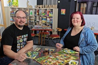 Spielekönige eröffnen Café - Antje und Uwe Trapp spielen gern "Die Burgen von Burgund". Es handelt sich um ein Strategiespiel für zwei bis vier Personen, welches im Spielcafé ausprobiert werden kann.