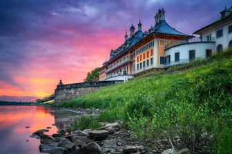 Spielen bis Mitternacht: Das Pillnitzer Schloss öffnet zur Museumsnacht - Sonnenuntergang am Schloss Pillnitz