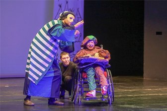 Spielend über Grenzen gehen - Menschen ohne und mit Einschränkungen wirkten an der Aufführung von "Marco Polo" am Chemnitzer Opernhaus mit. Beate Mirr (rechts) vom Wohnzentrum für körperlich schwerbehinderte Menschen aus Chemnitz spielte den Schreiber Antonio Rustico, dem Marco Polo seine Lebensgeschichte im Gefängnis diktiert haben soll.