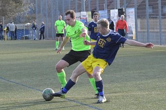 Spieler der Woche in der Fußball-Westsachsenliga: Ein Jungspund von Traktor Neukirchen auf dem Weg zum Goalgetter? - Für die Auszeichnung als „Spieler der Woche“ kommt es auf mehr als nur Tore an, wie Tim Langhans (rechts) von Traktor Neukirchen hier mit seinem Zweikampf unter Beweis stellt. Doch schaden kann es auch nicht.