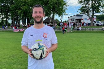 „Spieler der Woche“ schnürt Dreierpack in der Fußball-Westsachsenliga - Patrick Traczuk trägt seit der Saison 2021/22 das Trikot des Ebersbrunner SV. Das Foto zeigt ihn nach seinem Sechserpack im Mai gegen Crossen.