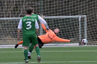 Spieler der Woche: Wie Nick Nürnberger gegen Spitzenreiter Neukirchen den Kasten von Schlusslicht Mülsen St. Niclas sauber hielt - Nick Nürnberger (Foto vom Heimspiel gegen Meerane) erwies sich am Wochenende als starker Rückhalt des SV Mülsen St. Niclas.