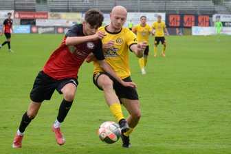 Spieler-Engpass beim VfB Auerbach: Kapitän verletzt, Ersatz ungewiss - Aleksandrs Guzlajevs (rechts, hier gegen Henry Lehmann vom RSV Eintracht) könnte am Wochenende die Kapitäntsbinde für den VfB Auerbach tragen.