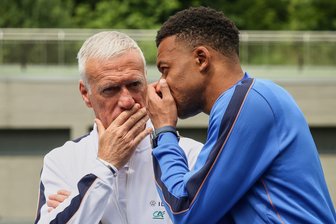 "Spieler schützen": Deschamps erspart Mbappé Reise-Stress - Didier Deschamps (l.) und Kylian Mbappé im Training der Franzosen. (Archivbild)
