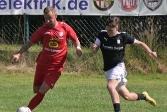 Spieler wird zum Musiker:  Ein Lied zur Meisterschaftsfeier in Ebersbrunn - Mit dem 2. Autarkstrom-Cup des Ebersbrunner SV - am Ball in rot gekleidet Tommy Unger im Spiel gegen die A-Jugend des FSV Zwickau - ging der erste Teil der Vorbereitung des Ebersbrunner SV zu Ende. 