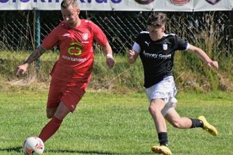 Spieler wird zum Musiker: Ein Lied zur Meisterschaftsfeier - Mit dem 2. Autarkstrom-Cup des Ebersbrunner SV - am Ball in rot gekleidet Tommy Unger im Spiel gegen die A-Jugend des FSV Zwickau - ging der erste Teil der Vorbereitung des Ebersbrunner SV zu Ende. 