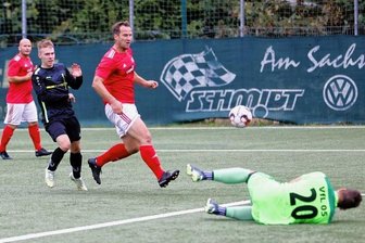 Spielernot in Hohenstein - VfL 05 stellt kein eigenes Team - Torhüter Marco Pohl von der Spielgemeinschaft Hohenstein-Ernstthal/Oberlungwitzer SV II/Blau-Weiß Gersdorf wurde vom Wüstenbrander SV (dunkle Trikots) oft geprüft.