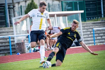 Spielertrainer des BSC Freiberg: „Wir müssen uns und dem Gegner alles abverlangen“ - Wird dem BSC gegen Wilsdruff fehlen: Routinier Sebastian Krause (l.), hier im Pokal-Duell mit Sebastian Kisser von Sachsenligist Handwerk Rabenstein.