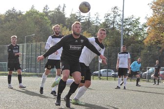Spielertrainer rettet Freibergs Fußballern noch einen Punkt - Rico Thomas (M.) erarbeitete sich viele Großchancen gegen Freital, konnte den SC-Schlussmann aber nur einmal bezwingen.
