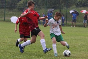 Spielfreude macht selbst Regenguss zur Randnotiz - Durch das 1:2 gegen Hartenstein verpasste die Bernsbacher D-Jugend - am Ball Philipp Steeger - den Einzug ins Halbfinale.