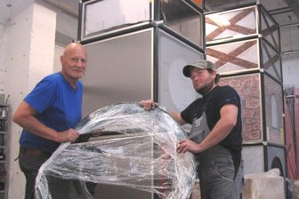 Spielgerätebauer beißt sich durch - TME-Mitarbeiter Matthias Fischer (l.) und Fertigungsleiter Sven Jurich prüfen die Montageschritte an einem Spielturm. 
