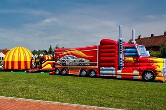 Spielpark "Carlis Luftschlösser" wird zum Kindertag am 1. Juni in Reichenbach eröffnet - So bunt und so groß sind die Hüpfburgen und anderen Attraktionen im Eventpark "Carlis Luftschlösser" in Reichenbach.