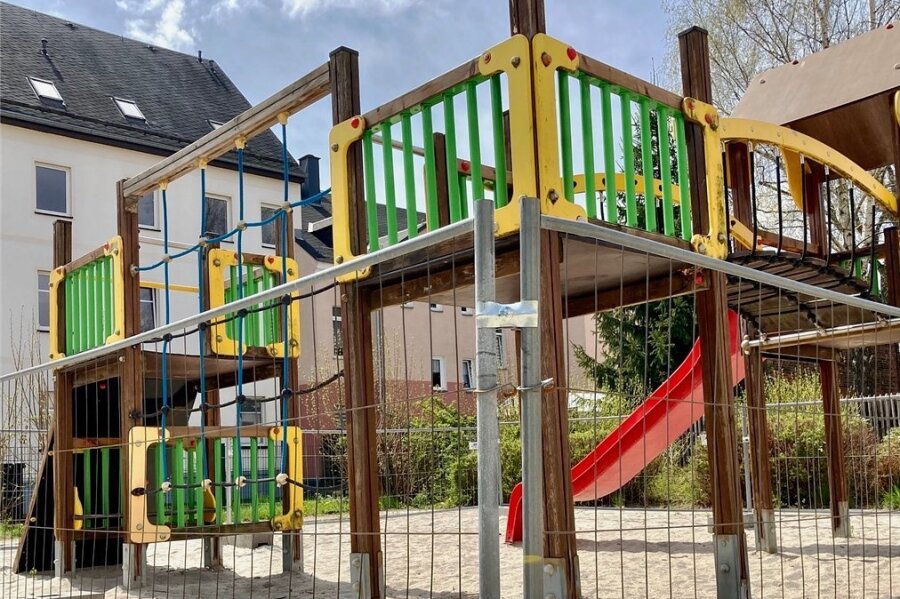 Spielplätze in Aue-Bad Schlema erweisen sich als Sorgenkinder - Der Spielplatz an Mittel- und Wasserstraße in Neustadt ist in Teilen gesperrt. Nun soll die Kletteranlage erneuert werden - wie das gesamte Areal. 