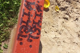 Spielplatz beschmiert - Die Sitzgelegenheiten am Sandkasten des Wernsdorfer Spielplatzes sind beschmiert worden.