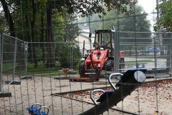 Spielplatz für Turmaufbau gesperrt - Der Spielplatz im Stadtpark soll ein neues Spielgerät erhalten. Für den Bau ist die Anlage zeitweilig gesperrt.