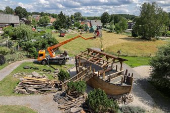 Spielplatz Hermsdorf: Arche und Turm zu Babel werden saniert - Der Spielplatz in Hermsdorf wird derzeit umfassend saniert. Unter anderem muss dabei das Dach der Arche Noah komplett erneuert werden.
