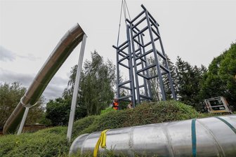 Spielplatz Hermsdorf: Komplett neuer Rutschenturm errichtet - Der Spielplatzumbau in Hermsdorf ist in vollem Gange. Hier schwebt gerade der neue Rutschenturm ein.