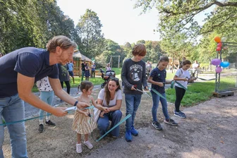 Spielplatz im Chemnitzer Küchwald wieder eröffnet: Das sind die Highlights - Baubürgermeister Michael Stötzer (li.) hatte beim feierlichen Durchschneiden des Bandes tatkräftige Unterstützung.