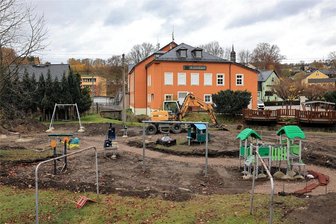 Spielplatz in Markersbach verlegt, doch der Schnee kam zu zeitig - Das Foto vom Spielplatzbau am Kaiserhof in Markersbach entstand vorm Wintereinbruch am vergangenen Wochenende.