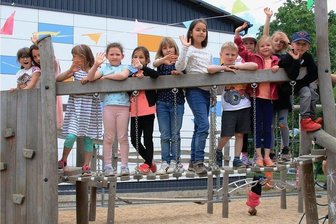 Spielplatz komplett erneuert: Thossfeller Kinder wirken an Gestaltung mit - Den Hortkindern gefällt ihr neuer Spielplatz, an dessen Gestaltung sie selbst mitgewirkt haben. 