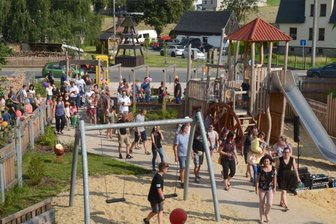 Spielplatz krönt die neue Mitte von Wildenau - 