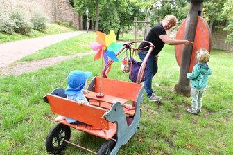 Spielplatz nach 15 Jahren verschlissen - Tagesmutter Anja Kreuzke wünscht sich für die Kinder auf dem Spielplatz am Donatsring ein kleines Karussell, eine Wippe und einen neuen Sandkasten. "Ein kleines Baumhaus - so wie an der Karl-Kegel-Straße - wäre auch nicht schlecht", urteilt sie.