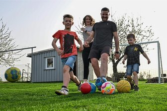Spielplatz-Offensive in der Gemeinde Claußnitz: Im Ortsteil Röllingshain wird gebaut - Cindy und Stefan Beckert mit ihren Söhnen Tim (links) und Moritz beim Fußballspiel im Garten am Wohnhaus in Röllingshain. Ganz in der Nähe soll ein neuer Spielplatz gebaut werden.