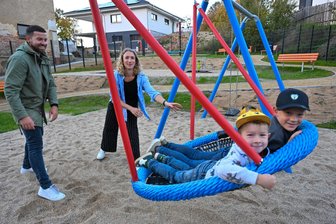 Spielplatz-Test in Röllingshain: Familie Beckert vergibt Noten von 1 bis 6 - Stefan und Cindy Beckert mit ihren Kindern Tim (rechts) und Moritz. Das Quartett testet den neuen Spielplatz im Claußnitzer Ortsteil Röllingshain und vergibt Noten für die Spielgeräte, hier die Nestschaukel.