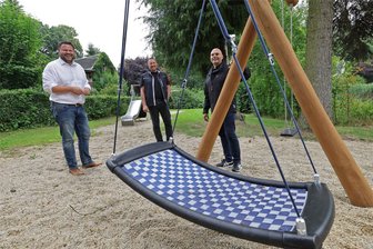 Spielplatz Wüstenbrand ermöglicht barrierefreies Schaukeln - Von links: OB Lars Kluge, Bauhofchef Markus Herold und Ortsvorsteher Andreas Küttner an der neuen Schaukel.