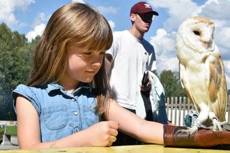Spielplatzfest in Eubabrunn: Mit einem Kauz auf Du und Du -