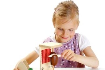 Spielsachen im Rampenlicht - Erzi GmbH Grünhainichen: Das 350 Artikel umfassendes Kaufladen-Sortiment erweitert Erzi mit einem hölzernen Dönergrill, samt Fleischspies zum Abschneiden sowie Zubehör. Von der Uni Würzburg sind Artikel aus dem Spielsortiment mit dem Gütesiegel "Bewegte Innovation" gewürdigt worden, weil sie die Talente der Kinder fördern. Ein Qualitätstrumpf, den die Grünhainichener zur Messe ausspielen wollen.