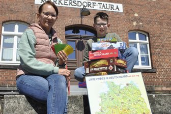 Spielspaß auf Gleisen: Warum Museumsbahner zum Brettspielabend ins Chemnitztal einladen - „Unterwegs in Deutschland mit dem Zug“: Denise und Lennart Lischke mit dem Spielangebot.