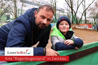 Spielspaß statt Flickenteppich: „Regenbogenland“-Kinder hoffen auf Spenden für ihren Bolzplatz - Engagiert im Elternbeirat: Christian List (38) hofft, dass Sohn Harry (4) mit seinen Freunden bald auf einem sanierten Bolzplatz im Garten der Eckersbacher Kita „Regenbogenland“ spielen kann.