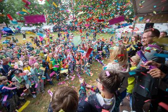 Spielstadt in Plauen feierlich eröffnet: Das ist der Kinder-Stadtrat der „Summer City“ - Bürgermeister Tobias Kämpf (CDU) eröffnete die „Summer City“ mit einem Konfettiregen.
