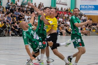 Spielstark mit Offensivpower: Top-Team der 3. Liga gibt beim SV 04 Oberlosa seine Visitenkarte ab - Mit vollem Körpereinsatz alles in die Waagschale legen, so wie hier Matevz Kunst, heißt es am Samstagabend in eigener Halle gegen ein Topteam der 3. Liga.