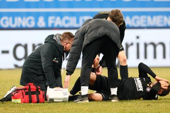Spielstimmen nach Niederlage des FC Erzgebirge Aue: Bär-Verletzung „das Schlimmste, was uns passieren konnte“ - Das sah gar nicht gut aus: Marcel Bär blieb im Rostocker Rasen hängen und verletzte sich schwer. Mannschaftsbetreuern zufolge hat sich der Torjäger einen Achillessehnenriss zugezogen.