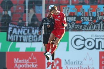 Spieltage terminiert: So starten der FSV Zwickau und der Chemnitzer FC nach der Winterpause - Zwickaus Topscorer Lukas Eixler (rechts) beim Derby am 22. November im Kopfballduell mit CFC-Profi Martial Ekui.