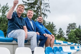 Spielvereinigung Olbernhau will im runderneuten Stadion punkten - Auf der neuen Tribüne lässt es sich gut jubeln. Im Foto: Vereinsvorsitzender Uwe Hofmann, Bürgermeister Heinz-Peter Haustein und der stellvertretende Vorsitzende Simon Fron (von links). 