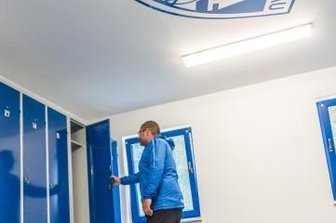 Spielvereinigung Olbernhau will im runderneuten Stadion punkten - Die Kabine der Spielvereinigung Olbernhau ist in den Vereinsfarben gestaltet. 