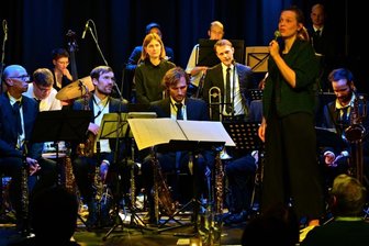 Spielvereinigung Süd negativ getestet und positiv gestimmt - Die Kölnerin Hendrika Entzian (rechts) komponiert und arrangiert für Jazz-Big-Bands. Mit der Leipziger Spielvereinigung Süd stand sie am Donnerstagabend im Weltecho das erste Mal seit Beginn der Coronapandemie wieder mit einem großen Orchester auf der Bühne.