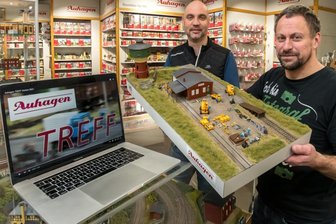 Spielwarenmesse: Warum Erzgebirger zweigleisig planen - Seit vergangenem Jahr hält Auhagen - hier die beiden Geschäftsführer Markus Hillig (l.) und Robert Werner - online den Kontakt zu seinen Kunden. Die Modellbautipps auf Youtube kommen bei den Fans gut an. Jetzt ist ein Video kurz vor der Fertigstellung, in dem die Neuheiten vorgestellt werden. Es geht am 30. Januar online.