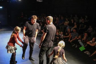 Spielzeiteröffnung am Chemnitzer Theater: Was Besucher von den Plänen fürs Schauspiel halten - Auftaktfest der Theater Chemnitz in der derzeitigen Spielstätte im Spinnbau. Der könnte nach Plänen des Rathauses zum dauerhaften Domizil werden.