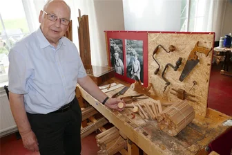 Spielzeug als Zeichen gegen den Krieg: Sommerschau im Gelenauer Depot Pohl-Ströher erinnert an besonderen Handwerker - Um das Schaffen seines Vaters Rudolf Fix zu veranschaulichen, hat Peter Fix nicht nur viele Werke des Holzspielzeugherstellers mitgebracht. Ein Teil der Ausstellungsfläche wurde auch dessen damaligem Arbeitsplatz nachempfunden.