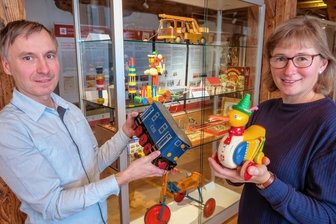 Spielzeug aus zwei Ländern zu sehen -